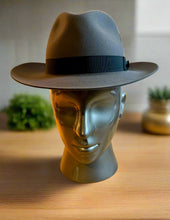 Load image into Gallery viewer, Man short brim hat / gray hat