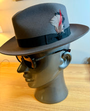 Load image into Gallery viewer, Man short brim hat / gray hat