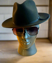 Load image into Gallery viewer, Man short brim hat / dark brown