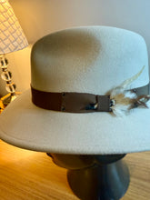 Load image into Gallery viewer, Short brim hat / cream color
