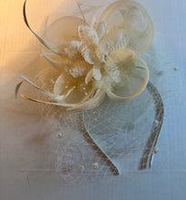 Load image into Gallery viewer, Fascinators with mesh veil / 11 different colors