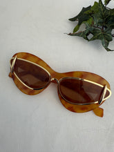 Load image into Gallery viewer, Women fashionable Sunglasses / 6 different colors / Cat Eye design