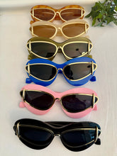 Load image into Gallery viewer, Women fashionable Sunglasses / 6 different colors / Cat Eye design