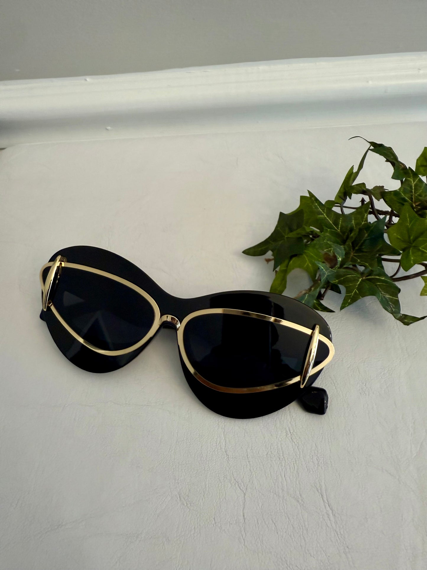 Women fashionable Sunglasses / 6 different colors / Cat Eye design