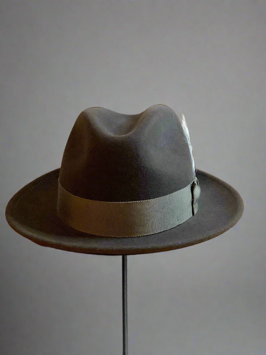 Short Brim gray hat with feather