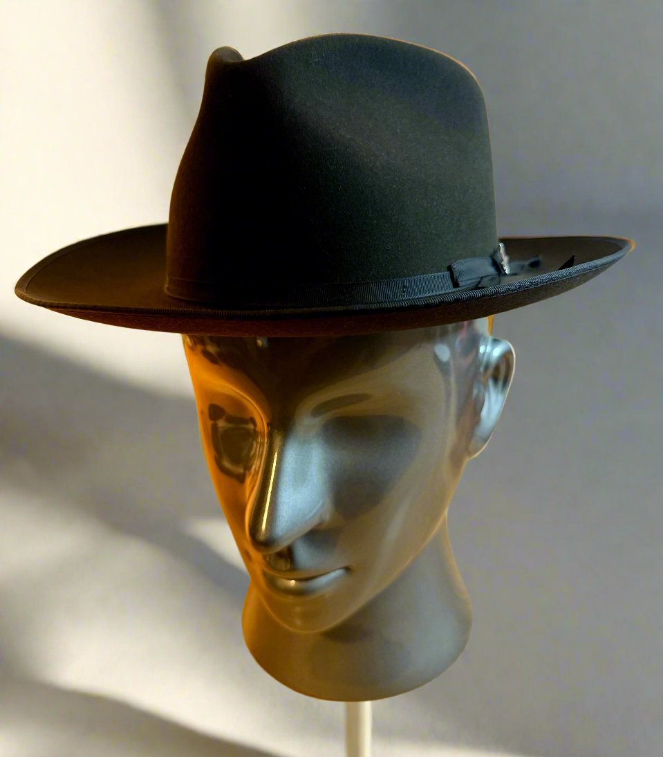 Man short brim hat / dark brown