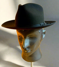 Load image into Gallery viewer, Man short brim hat / dark brown
