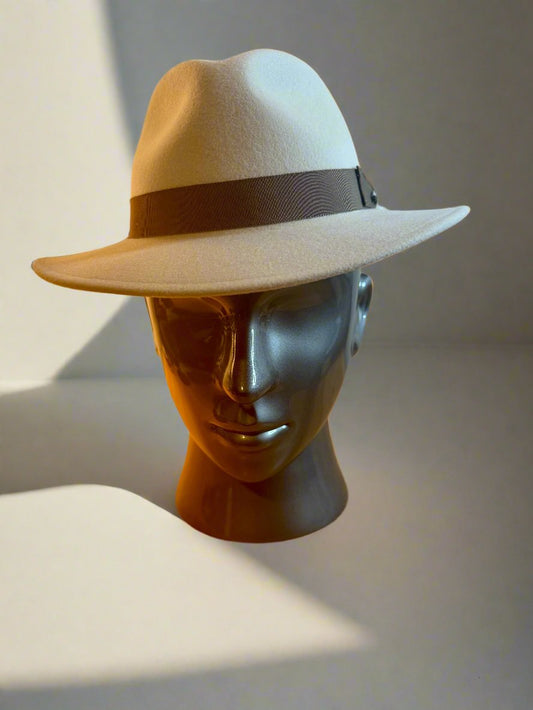 Short brim hat / cream color