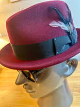 Load image into Gallery viewer, Man short brim hat
