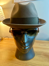 Load image into Gallery viewer, short brim hat / beige color
