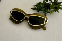 Load image into Gallery viewer, Women fashionable Sunglasses / 6 different colors / Cat Eye design
