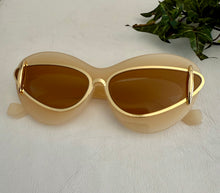 Load image into Gallery viewer, Women fashionable Sunglasses / 6 different colors / Cat Eye design
