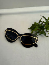 Load image into Gallery viewer, Women fashionable Sunglasses / 6 different colors / Cat Eye design
